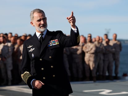 El rey Felipe VI visita el portaaeronaves Juan Carlos I, durante su visita a Tallin (Estonia).