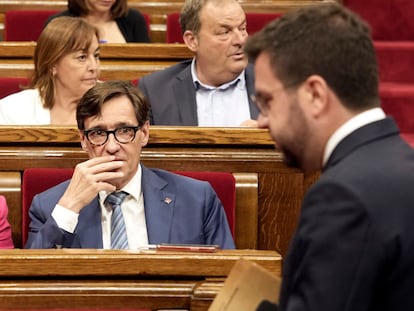 El presidente de la Generalitat en funciones, Pere Aragonès (ERC), y el líder del PSC, Salvador Illa (de frente), durante el pleno del Parlamento de Cataluña celebrado el jueves.