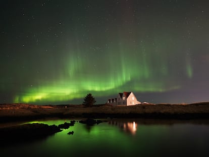 La aurora boreal en el cielo en Straumur, cerca de Keflavik, en Islandia.
