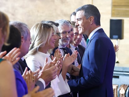 Pedro Sánchez saluda a miembros del Gobierno en el acto de arranque del nuevo curso político este miércoles en el Instituto Cervantes.