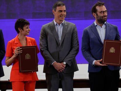 El presidente del Gobierno, Pedro Sánchez, acompañado de la ministra de Vivienda y Agenda Urbana, Isabel Rodríguez, y el ministro de Economía, Comercio y Empresa, Carlos Cuerpo, durante la firma de convenios entre ambos ministerios y el Instituto de Crédito Oficial (ICO), este lunes en Madrid.