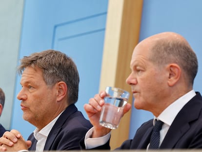 Olaf Scholz (derecha), junto con sus socios de coalición, el liberal Christian Lindner (izquierda), y el verde Robert Habeck, durante la comparecencia ante la prensa el 5 de julio para anunciar el acuerdo presupuestario.