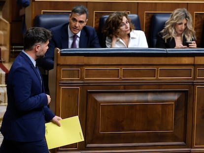 El diputado de ERC, Gabriel Rufián, pasa ante el presidente del Gobierno, Pedro Sánchez y las vicepresidentas, María Jesús Montero y Yolanda Díaz, tras su intervención en el pleno del Congreso este miércoles.