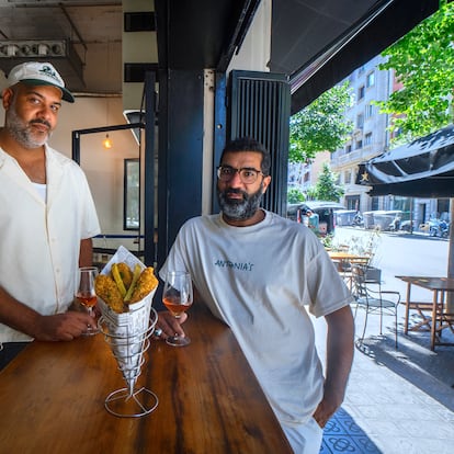 Los hermanos Majid (izquierda) y Mani Alam, en su local de la calle de Balmes en Barcelona.