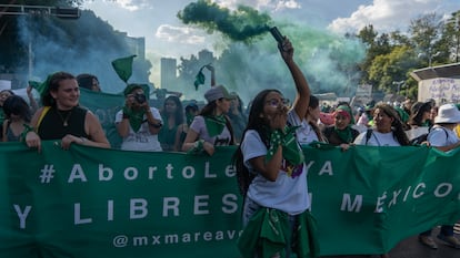 Mujeres se manifiestan por el acceso al aborto legal.