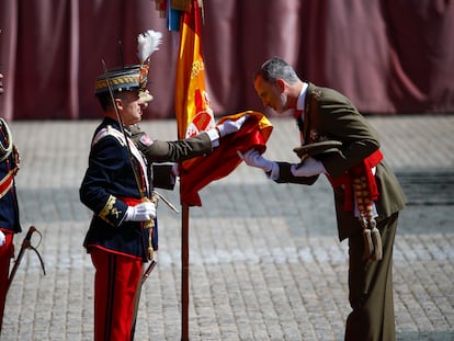 Felipe VI jura bandera por el 40 aniversario de su promoción del Ejército de Tierra.