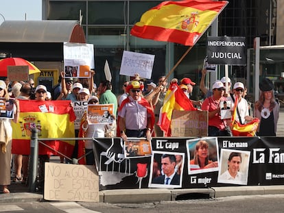 Un grupo de manifestantes protestan en el exterior de los juzgados de Plaza de Castilla durante la declaración de Begoña Gómez.