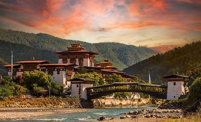 Vista de Punakha al atardecer, en Bután.