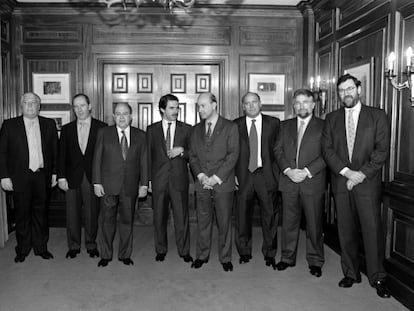 Macià Alavedra, Rodrigo Rato, Jordi Pujol , José María Aznar, Josep Antoni Duran Lleida, Joaquim Molins, Josep María Sánchez Llibre y Mariano Rajoy posan para los fotógrafos en el hotel donde se celebró la cena para sellar el pacto del Majestic entre el PP y CiU en 1996.