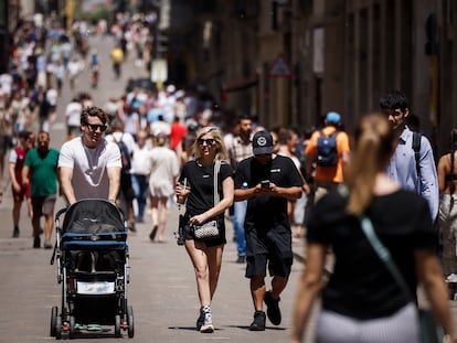 Transeúntes pasean por la Calle Ferrán, en el centro de Barcelona.