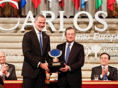 El rey Felipe VI entrega al  expresidente del Banco Central Europeo y exprimer ministro italiano, Mario Draghi, el Premio Europeo Carlos V este viernes en el monasterio de San Jerónimo de Yuste en Cuacos de Yuste (Cáceres).