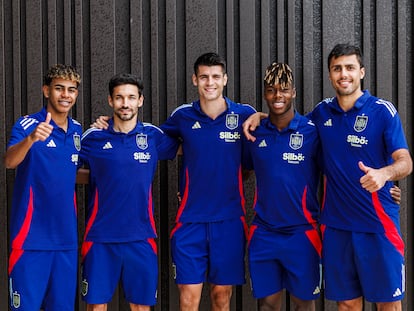 Los jugadores Lamine Yamal, Jesús Navas, Álvaro Morata, Nico Williams y Rodri posan desde la concentración de la selección española.