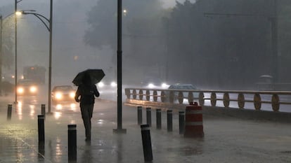 Un transeúnte camina bajo la lluvia en Ciudad de México, el 1 de septiembre de 2024.