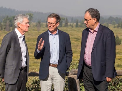 El presidente de la Reserva Federal, Jerome Powell, (izquierda) junto a los gobernadores del Banco de Canadá, Tiff Macklem, y de Inglaterra, Andrew Bailey, charlan en Jackson Hole (Wyoming), el 23 de agosto.