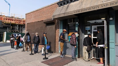 Personas hacen fila afuera de un comedor comunitario en Nueva York, en junio de 2023.