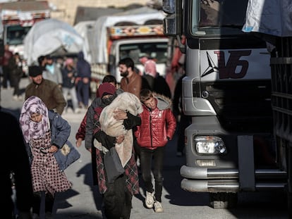 Un grupo de refugiados sirios en Líbano, a punto de cruzar la frontera y volver a  su país de origen el 14 de mayo de 2024, dentro de un plan de retorno voluntario