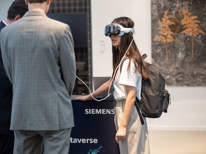 Una participante en el encuentro AI With Purpose celebrado por Siemens en Múnich conversa el pasado lunes mientras prueba unas gafas de realidad virtual.