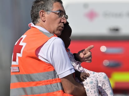 Llegada de los supervivientes de un cayuco rescatados por la embarcación de Salvamento Marítimo, Salvamar 'Adhara' en aguas cercanas a El Hierro, y trasladados al puerto de La Restinga el lunes.