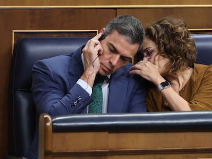 El presidente del Gobierno, Pedro Sánchez, y la vicepresidenta primera y ministra de Hacienda, María Jesús Montero, en el Congreso, en el mes de junio.