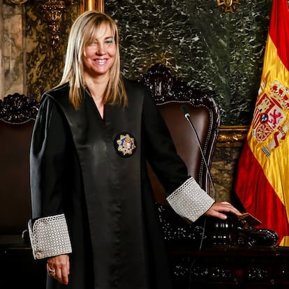 Isabel Perelló Doménech. Nacida en 1958, es magistrada del Tribunal Supremo desde 2009. Ingresó en la Carrera Judicial en 1985 y ocupó destinos en el Juzgado de Primera Instancia e Instrucción de Mahón (Menorca), en la Audiencia Provincial de Barcelona y en el Tribunal Superior de Justicia de Cataluña. Magistrada especialista de lo contencioso-administrativo, sirvió en la Sala de lo Contencioso-Administrativo del Tribunal Superior de Justicia de Andalucía con sede en Sevilla (1991) y en la de la Audiencia Nacional (1994). También fue letrada en el Tribunal Constitucional (1993-2003). Ha participado en diversos cursos sobre materia constitucional, derecho administrativo comparado, telecomunicaciones y jurisprudencia constitucional en encuentros organizados por el Consejo General del Poder Judicial sobre deporte, regulación y justicia. Es coautora de varias obras y ha colaborado en el libro “La Europa de los Derechos: el Convenio Europeo de los Derechos Humanos”, editado por el Centro de Estudios Políticos y Constitucionales.