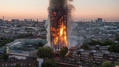 La torre Grenfell, en llamas, el 14 de junio de 2017 en Londres.