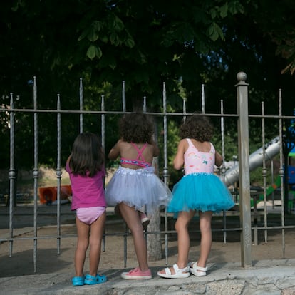 Unas niñas en la concentración de vecinos frente al Parque infantil de La Boni en Manzanares el Real, este martes.