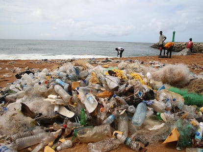 Plásticos en las cosatas de Abidjan, en Costa de Marfil.