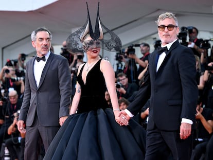 El director Todd Philips, la cantante Lady Gaga y el actor Joaquin Phoenix, en la alfombra roja del festival de cine de Venecia, este miércoles.