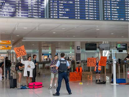 Miembros de Última Generación se manifiestan en el aeropuerto de Múnich, el miércoles 14 de agosto.