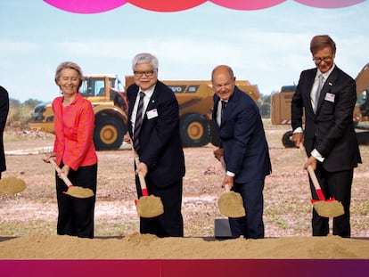 Ceremonia de primera piedra de la fábrica de TSMC en Dresde, Alemania. De izquierda a derecha, el presidente de Sajonia, Michael Kretschmer; la presidenta de la Comisión Europea,  Ursula von der Leyen; el consejero delegado de TSMC, C.C. Wei; el canciller alemán, Olaf Scholz, y