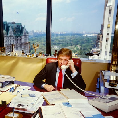 Donald Trump en su oficina en la Torre Trump en septiembre de 1987.