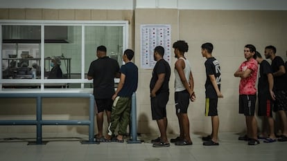 Hombres esperan por su comida en una estación migratoria en Tapachula (Estado de Chiapas), el 20 de junio.