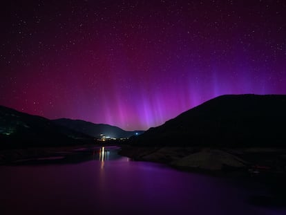 Aurora boreal vista desde el pantano de La Baells, este sábado en la provincia de Barcelona.