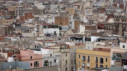 DVD 1165 13/06/23 Barcelona. Vista alzada del barrio del  Raval, uno de los barrios mas dificiles de la ciudad para encontrar pisos de compra o de alquiler. [ALBERT GARCIA] EL PAIS