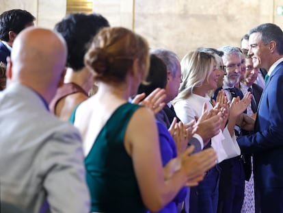 El presidente del Gobierno, Pedro Sánchez, rodeado de varios ministros al termino de su comparecencia este miércoles en Madrid.