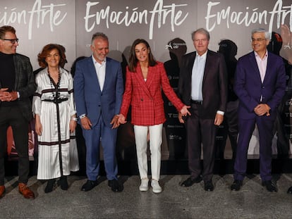 La Reina, junto a Carmen Calvo y Ángel Víctor Torres (ambos a su izquierda en la imagen), antes del comienzo del concierto EmociónArte, este lunes en el Teatro Real, en Madrid.