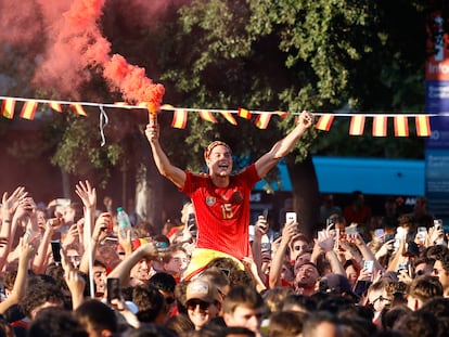 Aficionados ven la final de la Eurocopa en una pantalla gigante en la plaza de Cataluña de Barcelona.