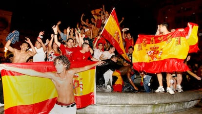 Aficionados de la selección española celebran la victoria en la Plaza Moyua de la capital vizcaína.