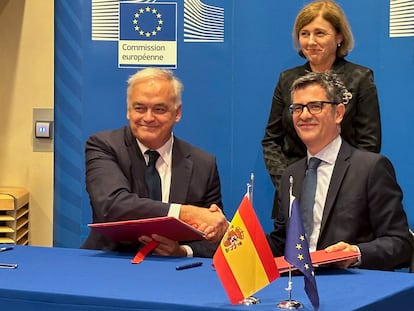 El popular Esteban González Pons y el ministro de la Presidencia y Justicia, Félix Bolaños, tras la firma del acuerdo, el pasado 25 en Bruselas.