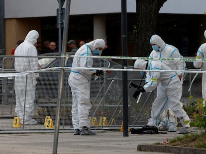 Unos policías recogían muestras en el lugar del ataque a Robert Fico, este miércoles en Handlová.