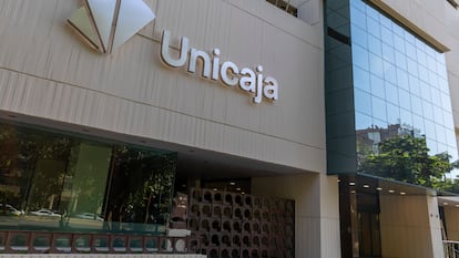 Uno de los principales objetivos de los servicios especializados en los autónomos que ofrece Unicaja es ayudar a aliviar la presión tributaria de estos.