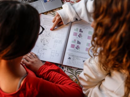 Una adolescente estudiante de 2º de la ESO estudia con su madre.