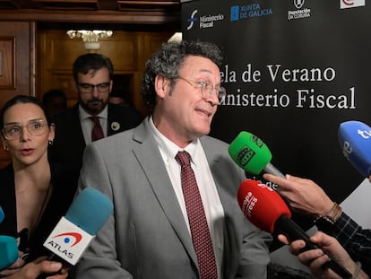 El fiscal general del Estado, Álvaro García Ortiz, atiende a los medios de comunicación a su llegada a la clausura de la Escuela de Verano del Ministerio Fiscal, en el Pazo de Mariñán, el pasado viernes, en Mariñán (A Coruña).