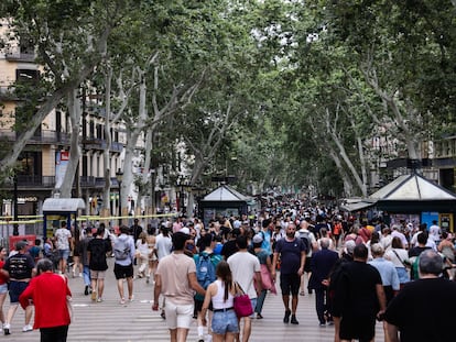 Viandantes en la Rambla de Barcelona.