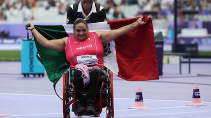 Gloria Zarza Guadarrama festeja su medalla de oro.