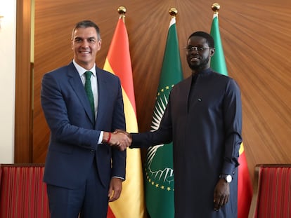 El presidente del Gobierno, Pedro Sánchez, y el presidente de la República del Senegal, Bassirou Diomaye Faye, en el Palacio Presidencial, este jueves en Dakar, en una imagen distribuida por Moncloa.