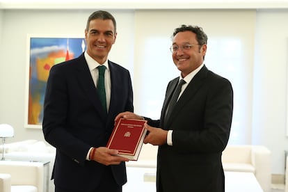 El presidente del Gobierno, Pedro Sánchez, recibe la Memoria Anual de la Fiscalía General del Estado de manos de su responsable, Álvaro García Ortiz, este miércoles en La Moncloa.