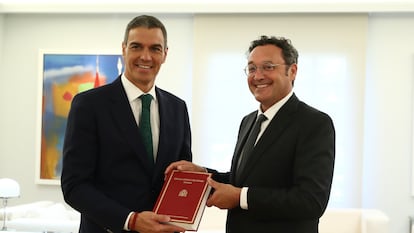 El presidente del Gobierno, Pedro Sánchez, recibe la Memoria Anual de la Fiscalía General del Estado de manos de su responsable, Álvaro García Ortiz, este miércoles en La Moncloa.