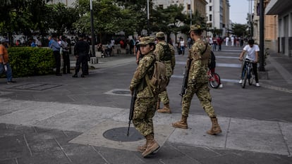 Militares patrullan las calles del centro de San Salvador.