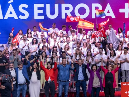 Pedro Sánchez, junto a candidatos y dirigentes socialistas, en el acto de apertura de campaña, este jueves en Valencia.